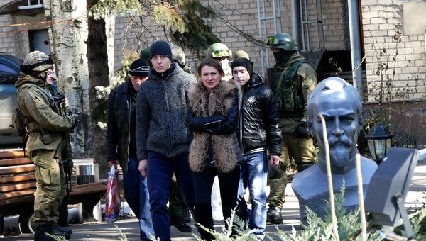 Украинские военнослужащие, захваченные в плен бойцами ДНР и уполномоченный по правам человека в ДНР Дарья Морозова во время процедуры обмена пленными. Архивное фото