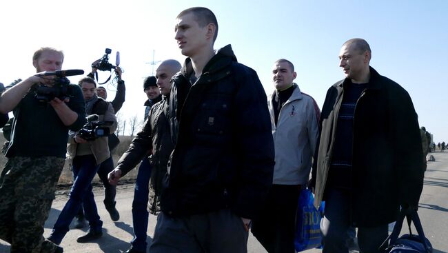 Бойцы ополчения ДНР во время процедуры обмена пленными в районе населенного пункта Марьинка Донецкой области