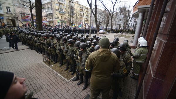 Полиция и Национальная гвардия Украины во время антиправительственного митинга в Киеве