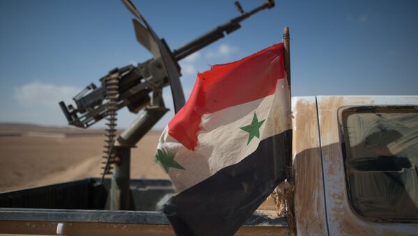 Флаг Сирии на автомобиле с пулеметом бойцов Сирийской арабской армии