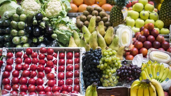 Прилавок с фруктами и овощами на рынке