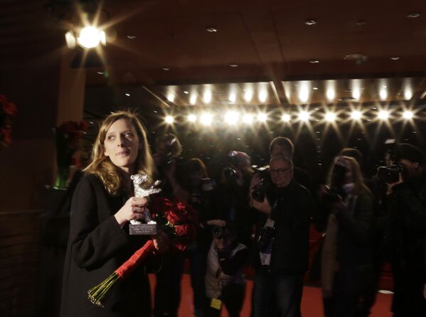 Режиссер Миа Хансен-Леве, получившая награду за лучшую режиссуру на 66-м Берлинском международном кинофестивале Берлинале - 2016