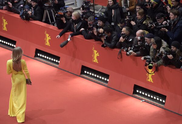 Фотокорреспонденты следят за гостями красной дорожки на закрытии 66-го Берлинского международного кинофестиваля Берлинале - 2016