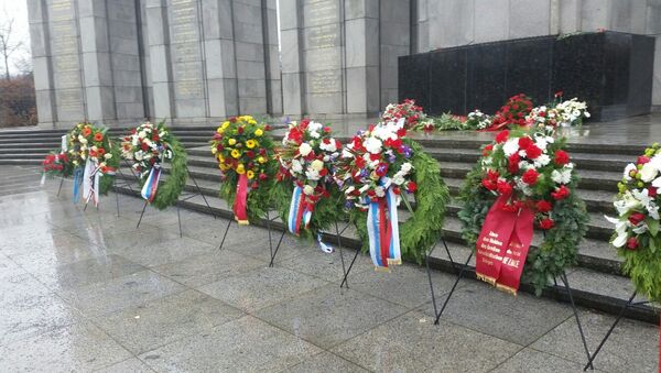 Возложение венков к мемориалу советским воинам в Тиргартене
