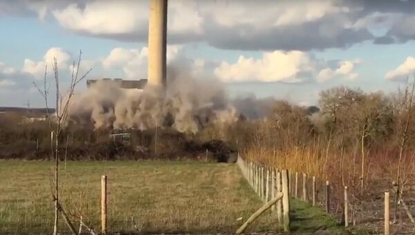 Очевидцы сняли мощный взрыв на электростанции в Англии