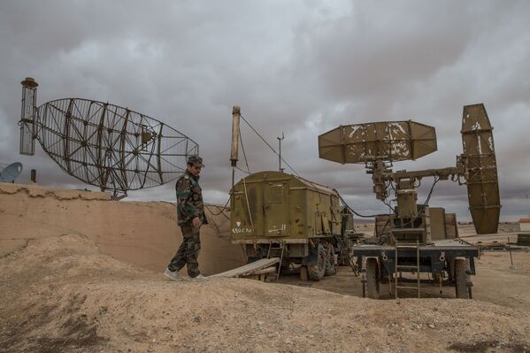 Военнослужащий сирийской армии осматривает локационные станции на базе Военно-воздушных сил Сирии в провинции Хомс