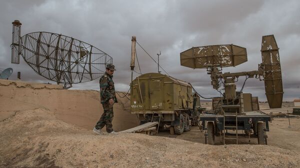 Военнослужащий сирийской армии осматривает локационные станции на базе Военно-воздушных сил Сирии. Архивное фото