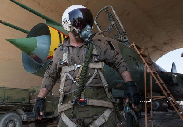 Летчик ВВС сирийской армии готовится к вылету на базе Военно-воздушных сил Сирии в провинции Хомс
