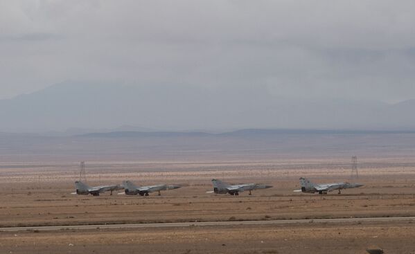 Самолеты сирийских ВВС на базе Военно-воздушных сил Сирии в провинции Хомс