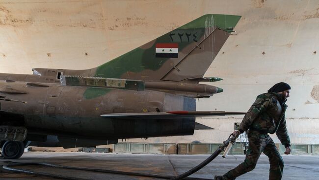 Военнослужащий сирийской армии готовит к вылету самолет СУ-22. Архивное фото