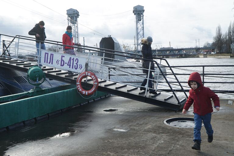 Посетители спускаются по трапу после осмотра подводной лодки Б-413 проекта 641 на набережной Петра Великого - экспоната Музея Мирового океана в Калининграде