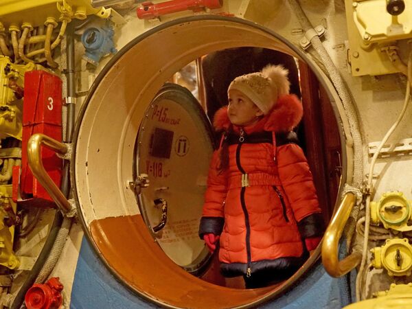 Люк в переборке между отсеками на подводной лодке Б-413 проекта 641, являющейся экспонатом Музея Мирового океана в Калининграде