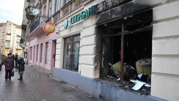 Подожженное неизвестными отделение Сбербанка на улице Ивана Франко во Львове. Архивное фото