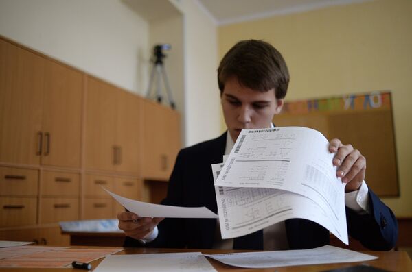 Ученик во время пробного Единого государственного экзамена по математике в московской школе с углубленным изучением английского языка № 12841
