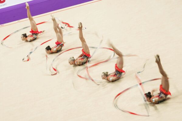 Команда Финляндии выступает на турнире Гран-при Москвы по художественной гимнастике