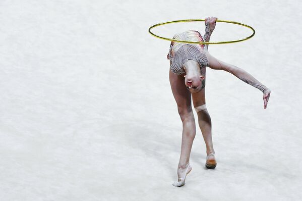 Александра Солдатова выполняет упражнение с обручем в финале турнира Гран-при Москвы по художественной гимнастике