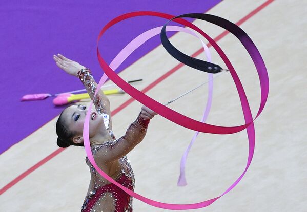 Кахо Минагава выполняет упражнение с лентой на турнире Гран-при Москвы по художественной гимнастике