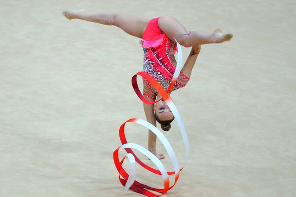 Арина Аверина выполняет упражнение с лентой на турнире Гран-при Москвы по художественной гимнастике