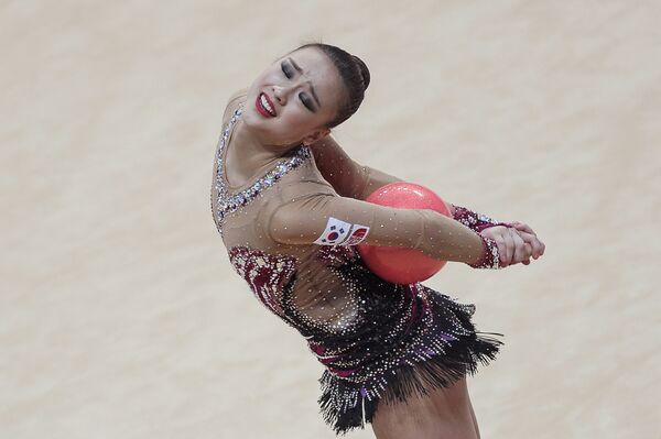 Сон Ен Дже (Республика Корея) выполняет упражнение с мячом в финале турнира Гран-при Москвы по художественной гимнастике