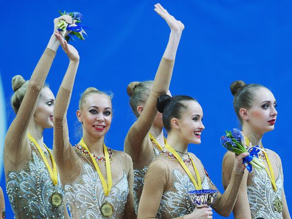Спортсменки России, занявшие первое место в групповых соревнованиях турнира Гран-при Москвы по художественной гимнастике, на церемонии награждения