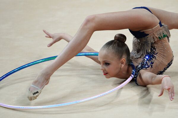 Полина Шматко (Россия) выполняет упражнения с обручем на турнире Гран-при Москвы по художественной гимнастике