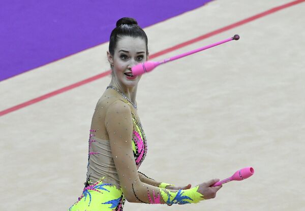 Ксения Килианова (Словакия) выполняет упражнение с булавами на турнире Гран-при Москвы по художественной гимнастике