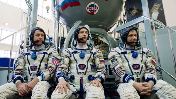 Члены дублирующего экипажа МКС-47/48 астронавт НАСА Роберт Кимброу, космонавты Роскосмоса Сергей Рыжиков и Андрей Борисенко проходят комплексные экзаменационные тренировки. Архивное фото