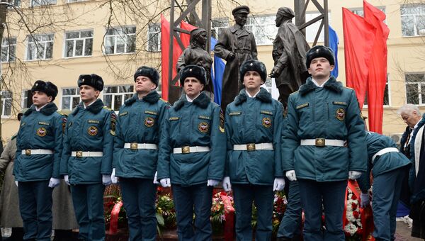 Почетный караул на церемонии открытия скульптурной композиции, посвященной военным врачам и медицинским сестрам в Химках