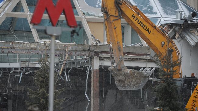 Сотрудники коммунальных служб сносят торговый центр Пирамида на Пушкинской площади в Москве