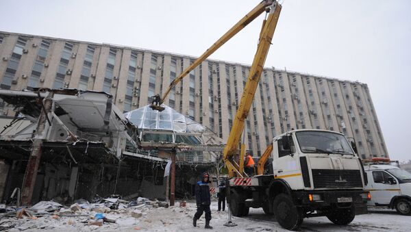 Сотрудники коммунальных служб сносят торговый центр Пирамида на Пушкинской площади в Москве