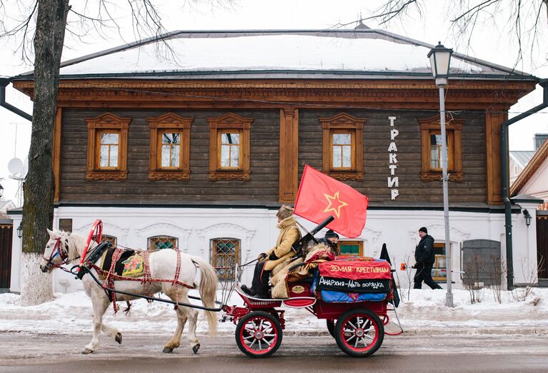 Конная повозка на улице Ленина в Суздале