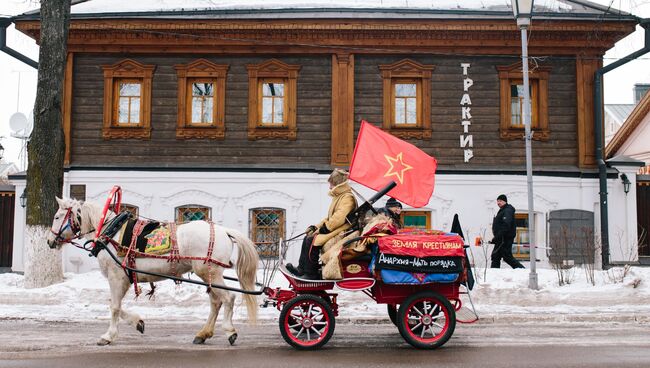 Конная повозка на улице Ленина в Суздале