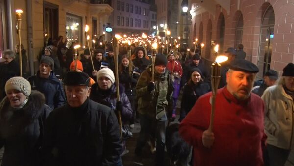 Тысячи националистов с зажженными факелами прошли по ночному Таллину