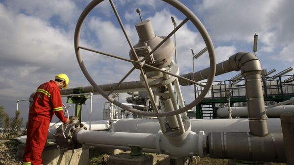 Рабочий на станции по добыче природного газа в Турции