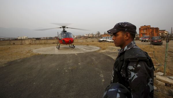 Вертолет с телами жертв разбившегося самолета авиакомпании Tara Airlines в городе Покхара, Непал. 25 февраля 2016