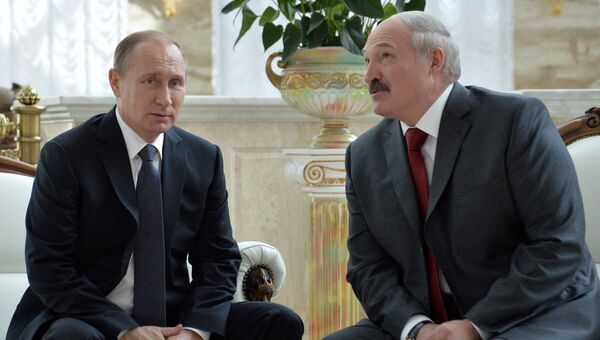 Президент России Владимир Путин и президент Белоруссии Александр Лукашенко во время беседы