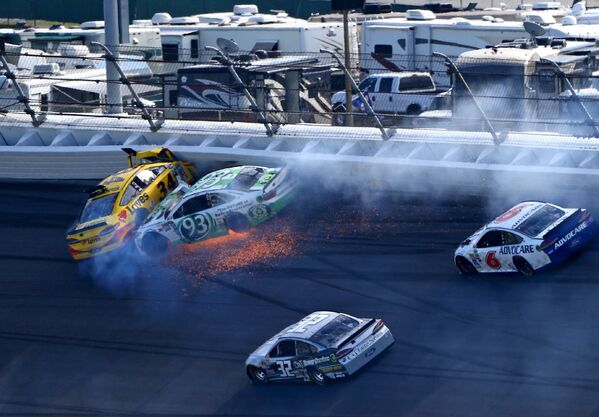 Авария на гонке NASCAR Daytona 500 в Дейтона-Бич, штат Флорида, США