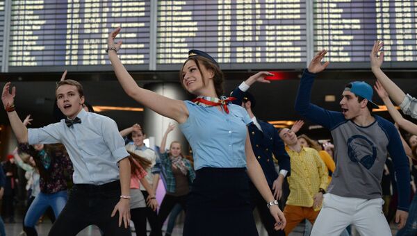 Участники городской танцевальной акции Танцуй, Москва! в аэропорту Внуково