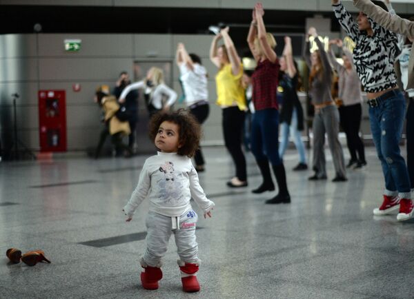 Участники городской танцевальной акции Танцуй, Москва! в аэропорту Внуково