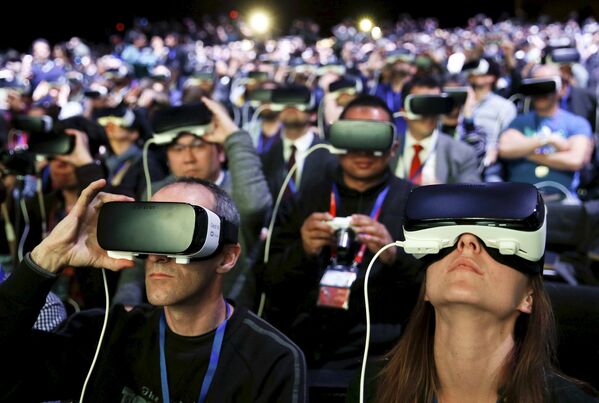 Люди в очках виртуальной реальности на презентации смартфона Samsung S7