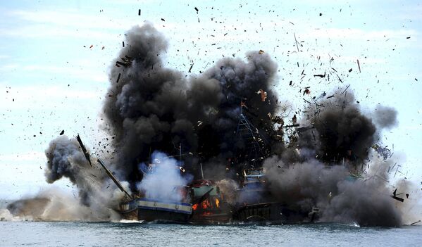 Лодки уличенные в незаконной рыбной ловле уничтожены в Индонезии