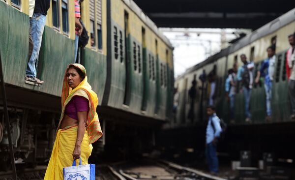 Пассажиры на железнодорожной станции в Калькутте, Индия. 25 февраля 2016