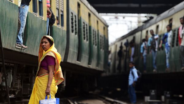 Пассажиры на железнодорожной станции в Калькутте, Индия. Архивное фото