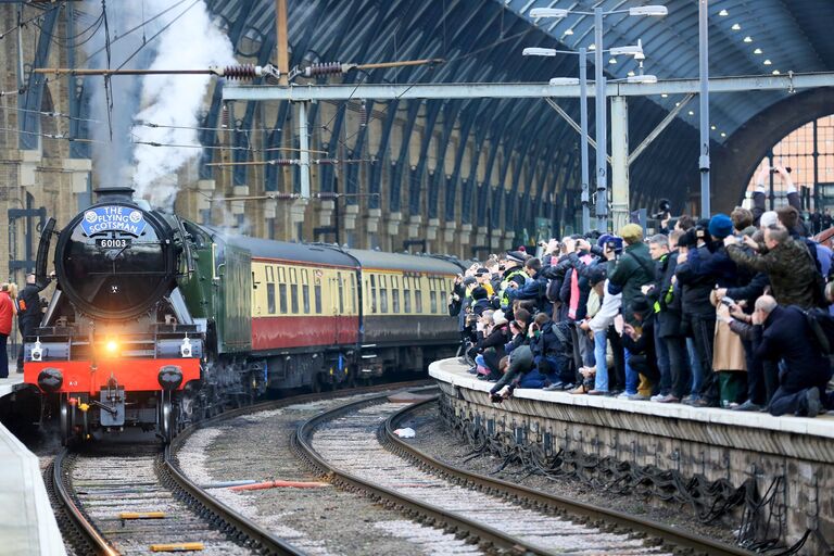 Паровоз Летучий шотландец на вокзале Кингс-Кросс в Лондоне, 25 февраля 2016