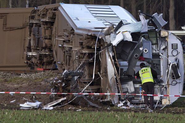 На месте крушения пригородного поезда, который сошел с рельсов недалеко от Далфсен, Нидерланды. 23 февраля 2016