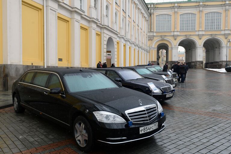 Автомобиль Мерседес-Бенц S600L со специальной защитой кузова, представленный в рамках технической выставки Олдтаймер-галерея