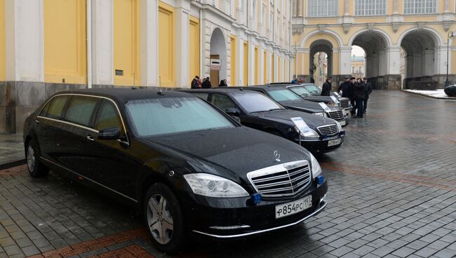 Автомобиль Мерседес-Бенц S600L со специальной защитой кузова, представленный в рамках технической выставки Олдтаймер-галерея