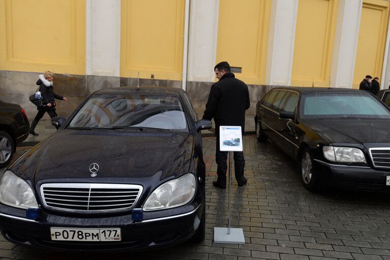 Автомобиль Мерседес-Бенц S500, представленный в рамках технической выставки Олдтаймер-галерея