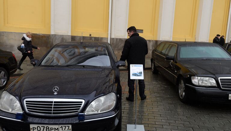 Автомобиль Мерседес-Бенц S500, представленный в рамках технической выставки Олдтаймер-галерея