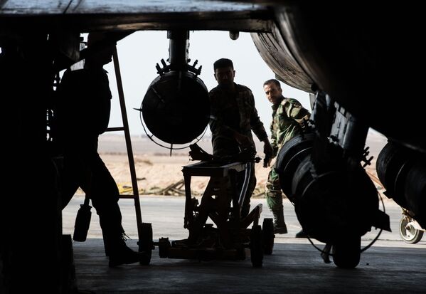 Военнослужащие сирийской армии готовят к вылету самолет СУ-22 на базе Военно-воздушных сил Сирии в провинции Хомс